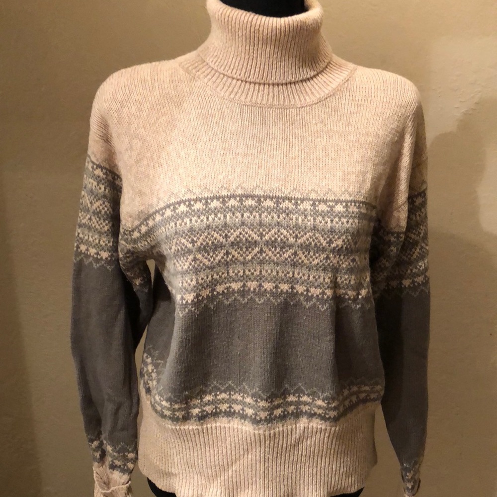 Women’s tan turtleneck with dark green, light green and grey center